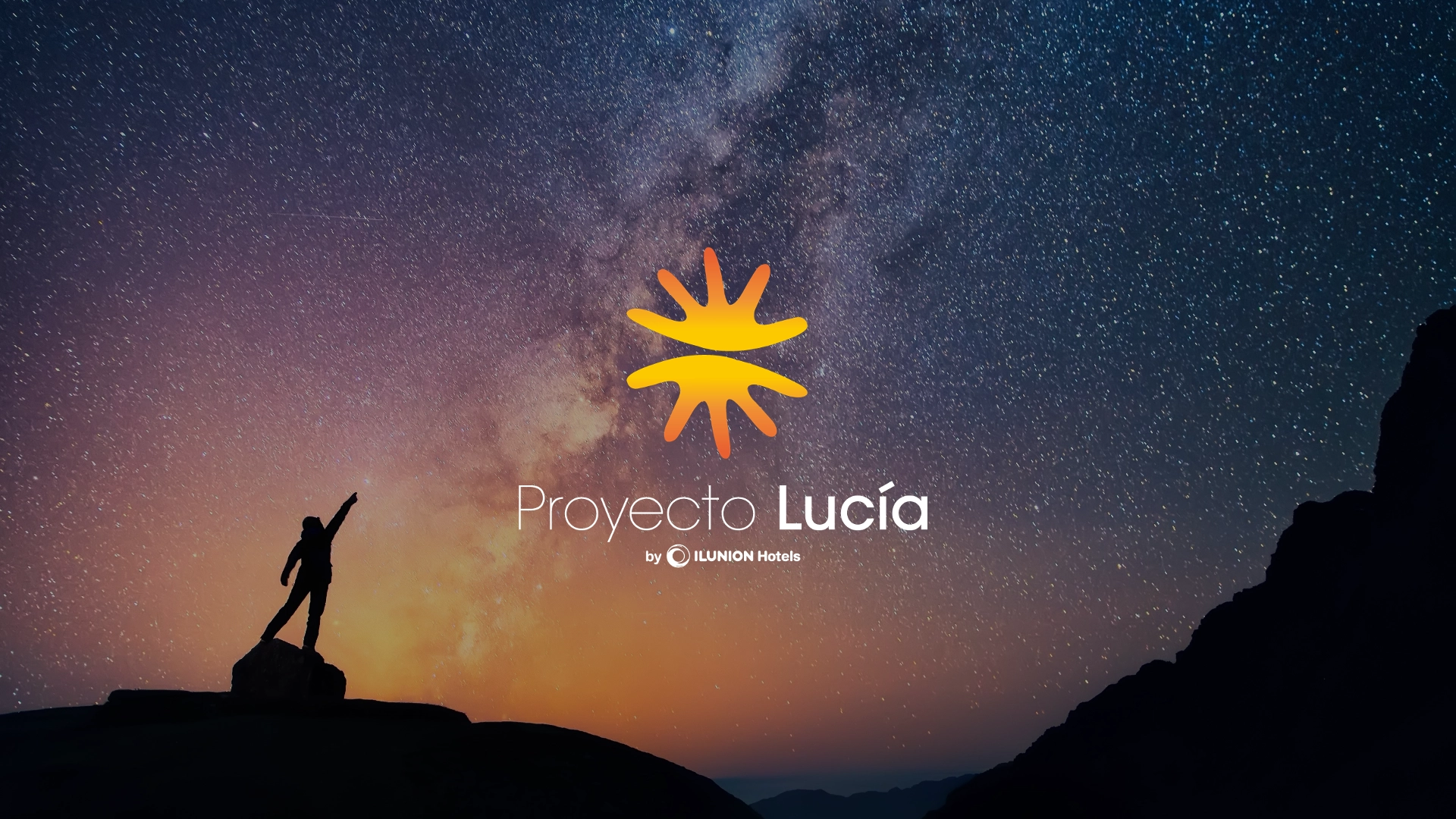 Composición visual con un cielo nocturno estrellado y la Vía Láctea de fondo. En la esquina inferior izquierda, se ve la silueta de una persona sobre una roca señalando hacia el cielo. En el centro, destaca el logotipo del 'Proyecto Lucía' compuesto por un icono solar amarillo y naranja, seguido del texto 'Proyecto Lucía by ILUNION Hotels'. El horizonte muestra siluetas de montañas bajo una luz cálida de atardecer o amanecer.