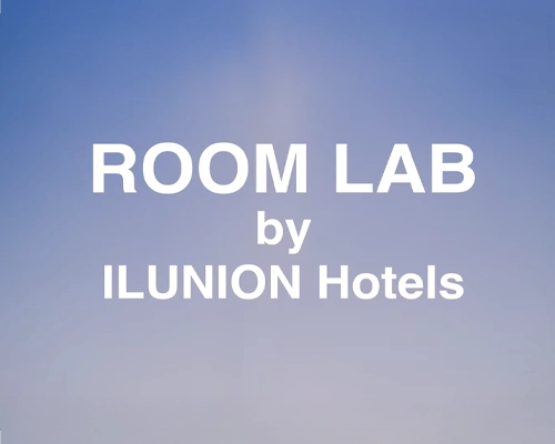 Texto en letras blancas sobre un fondo degradado en tonos azules que dice: 'ROOM LAB by ILUNION Hotels'.