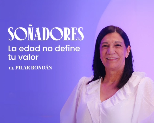 Persona con blusa blanca posando ante un fondo violeta que incluye el texto “SOÑADORES”, “La edad no define tu valor” y “13. Pilar Rondán”. La composición tiene un estilo inspirador y de campaña motivacional.