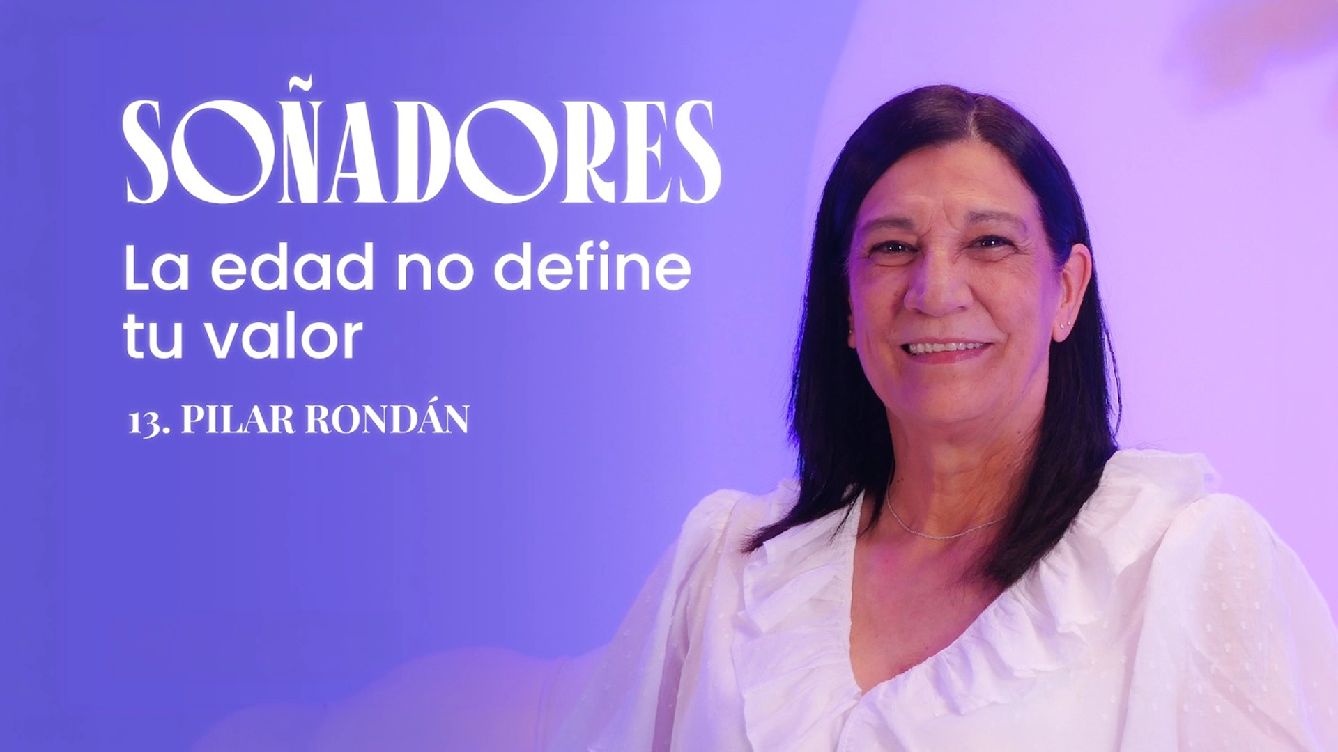 Persona con blusa blanca posando ante un fondo violeta que incluye el texto “SOÑADORES”, “La edad no define tu valor” y “13. Pilar Rondán”. La composición tiene un estilo inspirador y de campaña motivacional.