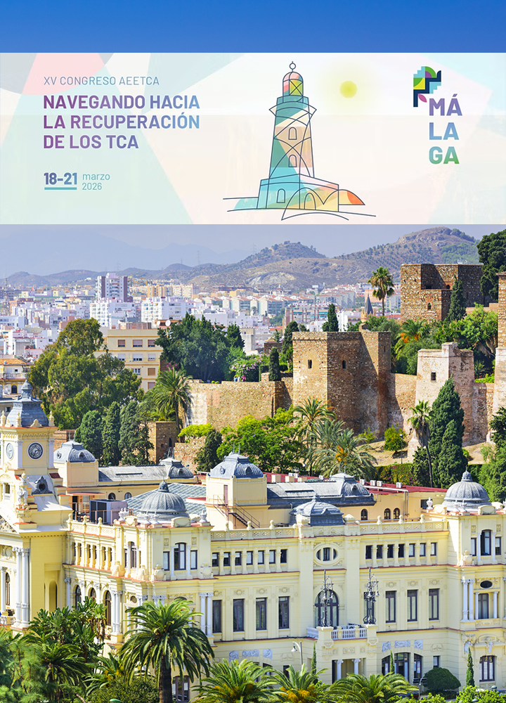 Vista de Málaga con el Palacio de la Aduana en primer plano, palmeras y la Alcazaba elevándose entre vegetación. Al fondo, la ciudad se extiende hacia las montañas. En la parte superior aparece el anuncio del XV Congreso AEETCA, con un faro ilustrado y las fechas 18–21 marzo 2026.