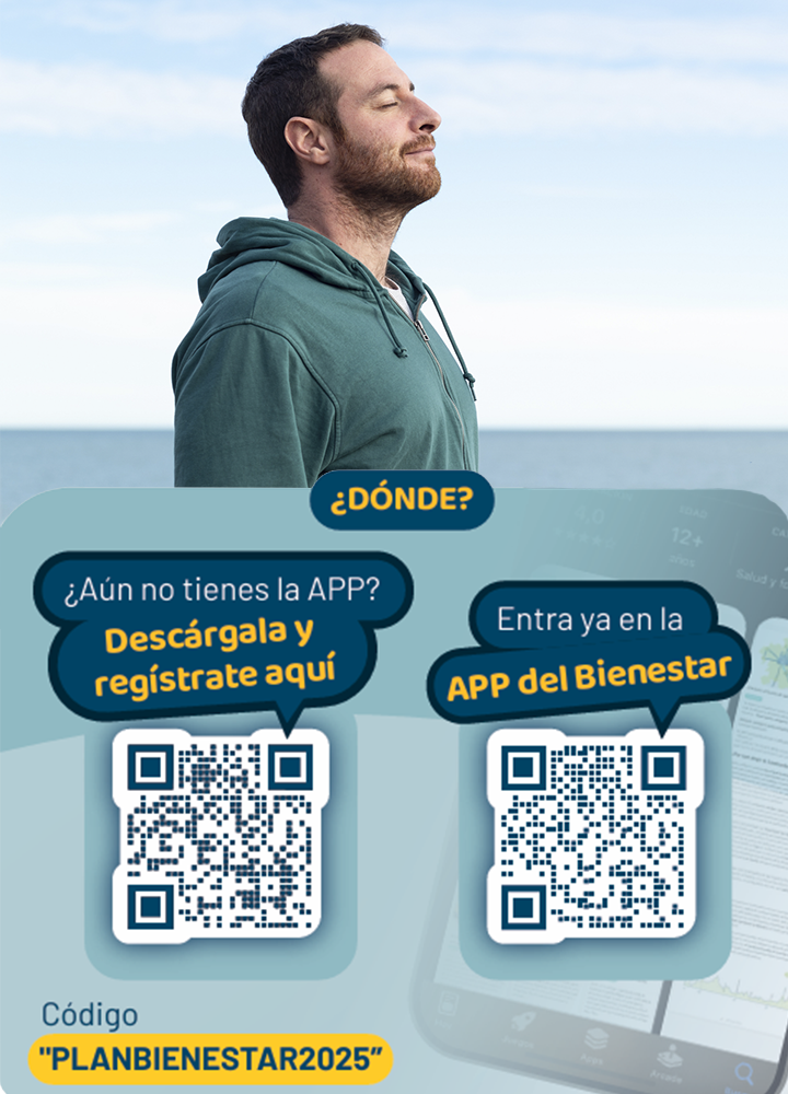Persona de perfil, de pie frente al mar, con sudadera verde y fondo de cielo claro y horizonte azul. En la parte inferior aparece un diseño gráfico promocional con dos códigos QR dentro de recuadros azules. Sobre el primero se lee “¿Aún no tienes la APP? Descárgala y regístrate aquí” y sobre el segundo “Entra ya en la APP del Bienestar”. En la zona central superior figura el texto “¿DÓNDE?”. En la parte inferior izquierda se incluye el texto “Código ‘PLANBIENESTAR2025’”. El conjunto combina fotografía y elementos gráficos con tonos azules y verdes, orientado a la promoción de una aplicación digital.
