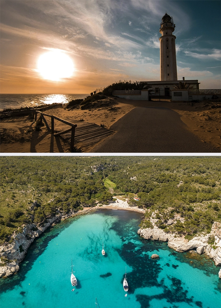 Composición con dos paisajes costeros. En la parte superior, un faro blanco se alza sobre dunas y vegetación junto al mar al atardecer, con el sol bajo reflejándose en el agua y una pasarela de madera que conduce a la costa. En la parte inferior, una cala de aguas turquesas rodeada de acantilados rocosos y bosque mediterráneo, con varias embarcaciones ancladas sobre el fondo visible del mar.