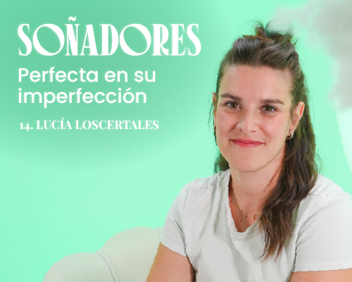 Fondo degradado en tonos verdes con una persona sentada a la derecha, vestida con camiseta blanca, en un entorno de estudio sencillo. A la izquierda aparece texto grande en blanco que dice “SOÑADORES”, y debajo, en dos líneas, “Perfecta en su imperfección”. Más abajo se lee “14. LUCÍA LOSCERTALES”. En la esquina inferior izquierda figura el logotipo y el texto “ILUNION Hotels”.