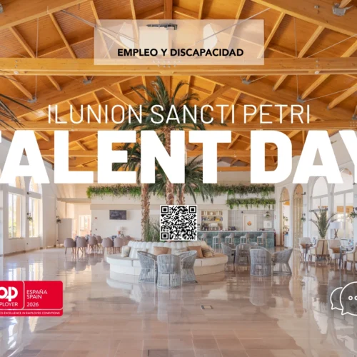 Espacio interior amplio y luminoso con un gran vestíbulo de techos altos de madera, vigas vistas y suelo brillante. En el centro hay una zona circular con plantas altas, mesas y sillones claros distribuidos alrededor, creando un ambiente abierto y elegante. La luz natural entra por grandes ventanales laterales. Superpuesto en la imagen aparece texto promocional en blanco y negro. En la parte superior se lee “EMPLEO Y DISCAPACIDAD”. En el centro, en letras grandes, “ILUNION SANCTI PETRI” y debajo “TALENT DAY”. Bajo el texto principal hay un código QR. En la esquina inferior izquierda se ve un sello rojo con el texto “top employer España 2026”. En la esquina inferior derecha aparece un icono de globo de diálogo con tres puntos.