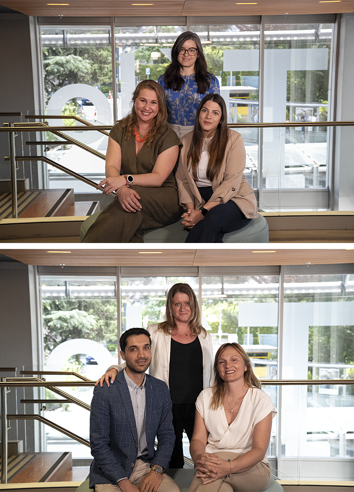 Collage con dos fotografías de grupo en un espacio corporativo moderno. En la imagen superior, tres personas posan frente a grandes ventanales; dos están sentadas sobre un asiento circular y una permanece de pie detrás. En la imagen inferior, otras tres personas posan en el mismo lugar con una composición similar. El entorno incluye barandillas metálicas, techo de madera y amplios ventanales con vistas a zonas arboladas del exterior.