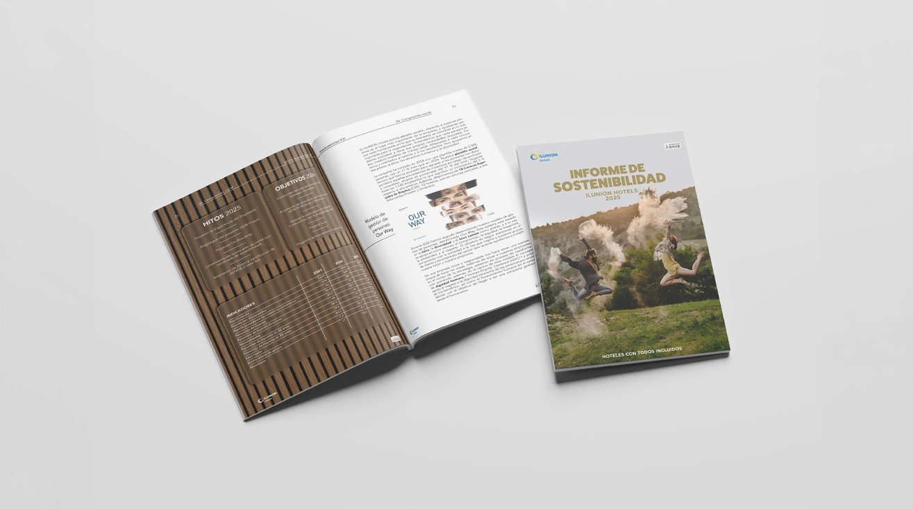 Conjunto de tres piezas editoriales colocadas sobre un fondo neutro: a la izquierda, una revista abierta muestra páginas con diseño limpio y textos en columnas acompañados de pequeñas imágenes; en el centro, otra publicación abierta deja ver contenidos informativos con tipografía clara y elementos gráficos; a la derecha, una revista cerrada con la portada visible lleva por título “Informe de sostenibilidad ILUNION Hotels”, ilustrada con dos personas en un entorno natural lanzando polvo de colores, con un estilo actual y corporativo que combina tonos verdes, blancos y tierra en toda la composición.