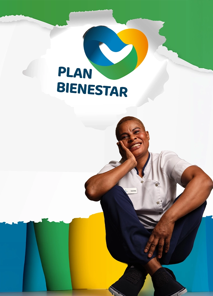 Diseño gráfico corporativo con fondo blanco y bordes irregulares que simulan papel rasgado, con una franja verde en la parte superior; en la zona superior central aparece el logotipo de Plan Bienestar, un corazón formado por formas entrelazadas en azul, verde y amarillo acompañado del texto “PLAN BIENESTAR”, y en la parte inferior derecha se ve una persona con uniforme de trabajo sentada con una rodilla levantada y el codo apoyado sobre ella, con el rostro difuminado por privacidad, mientras una franja inferior en tonos azul, verde y amarillo refuerza la identidad visual de la marca.