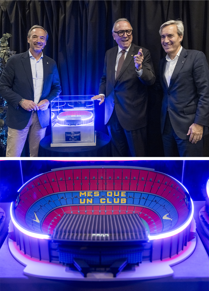 Dos escenas en composición vertical: en la parte superior, tres personas de pie junto a una vitrina transparente iluminada en tonos azules que contiene una maqueta de estadio, con cortinas oscuras al fondo y un pequeño cartel en la base; en la parte inferior, primer plano de la maqueta con gradas en colores rojo y azul y un marcador que muestra el texto “MÉS QUE UN CLUB”, todo resaltado por iluminación azul que enfatiza los detalles del estadio.