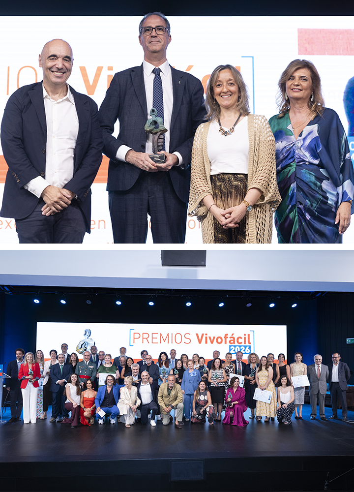 Escenario de una gala de premios donde, en primer plano, cuatro personas adultas posan sonrientes mientras una de ellas sostiene un trofeo. En el mismo espacio, se integra una vista más amplia con un gran grupo de premiados reunidos bajo un cartel de “Premios Vivofácil 2026”. Participan hombres y mujeres de distintas edades, algunos con galardones en la mano, en un ambiente formal que transmite celebración, reconocimiento y logro colectivo.